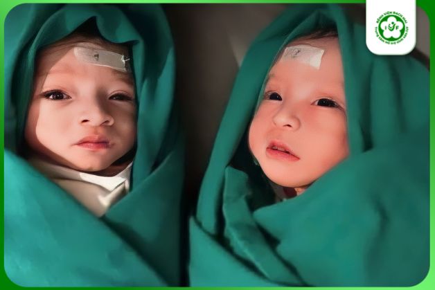 Cặp song sinh đáng yêu ra đời sau khi anh chị làm IVF tại Bạch Mai