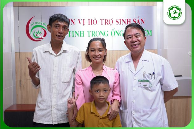 Gia đình anh Hinh cùng con trai đến thăm IVF Bạch Mai